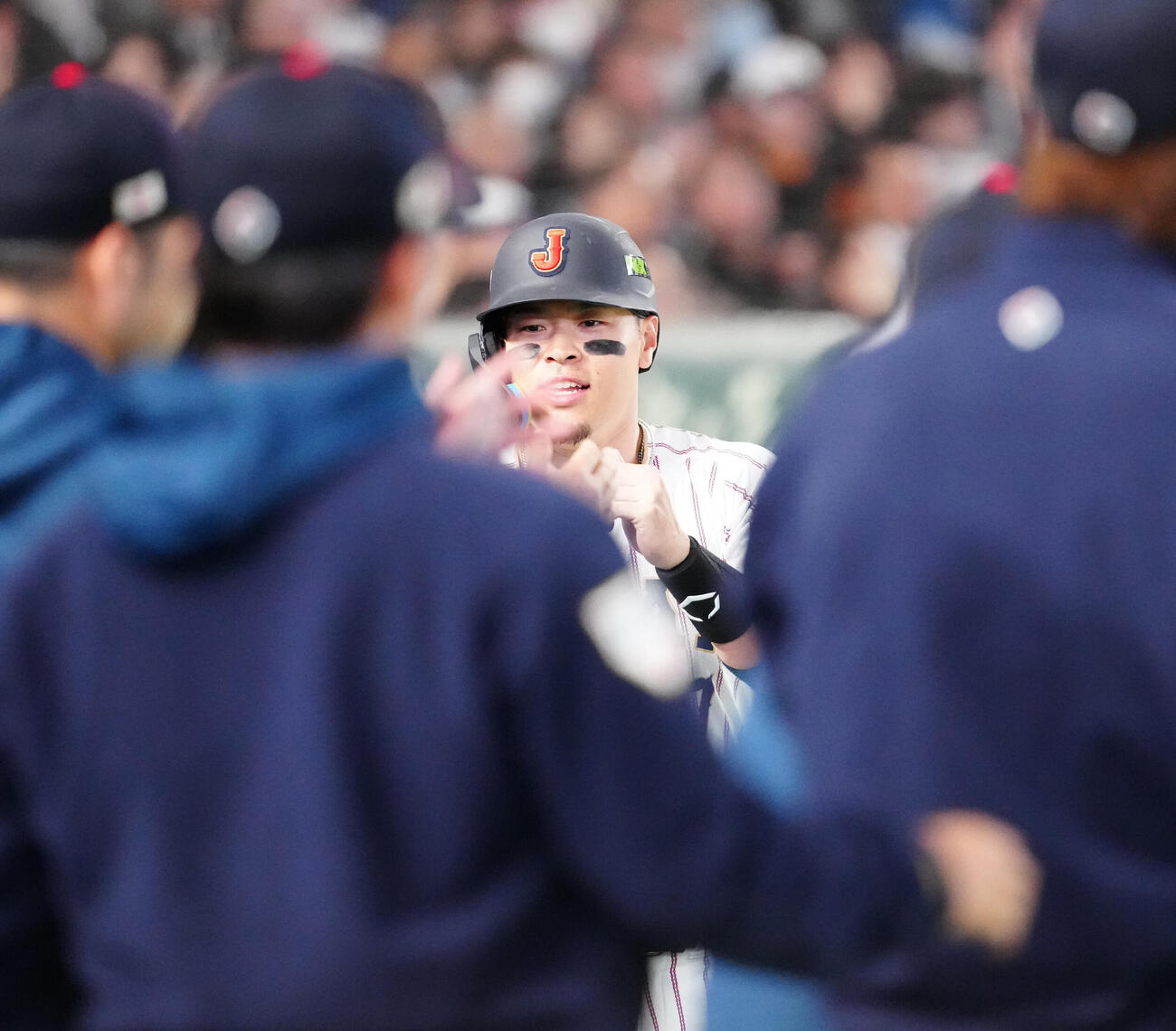 日本対チェコ　8回裏、相手悪送球で生還しタッチを交わす佐藤（撮影・江口和貴）