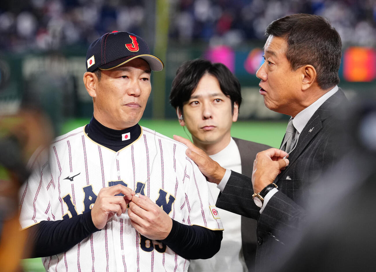 日本対チェコ　試合後、原氏（右）と言葉を交わす井端監督。中央は二宮和也（撮影・江口和貴）