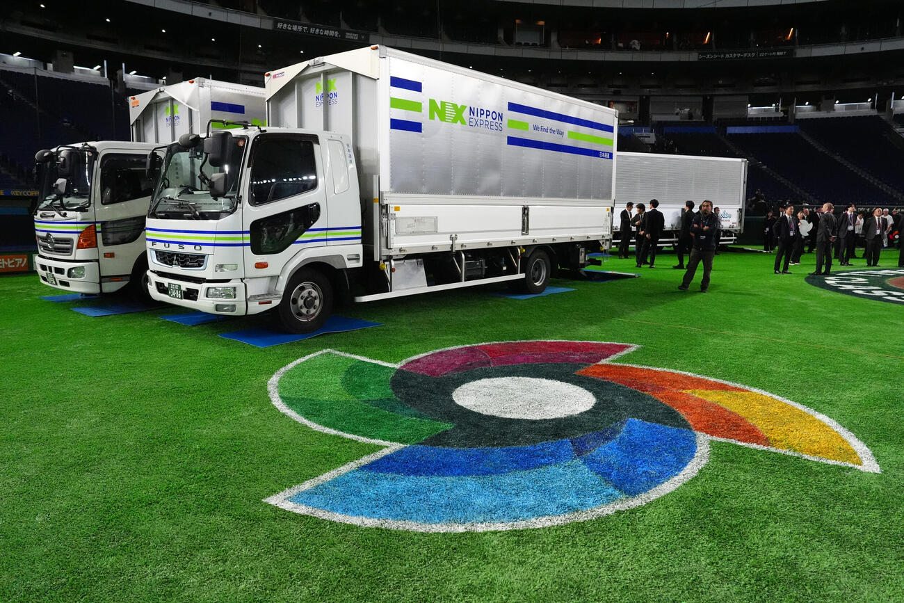 日本対チェコ　試合後、日本代表の荷物の搬出作業が行われる（撮影・江口和貴）