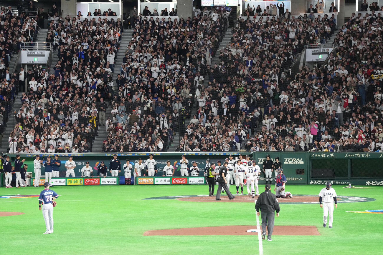 日本対チェコ　8回裏日本2死一、二塁、周東は3点本塁打を放つ（撮影・足立雅史）