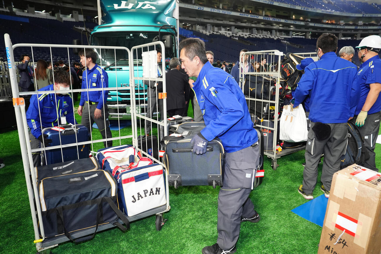 日本対チェコ　試合後、日本代表の荷物の搬出作業が行われる（撮影・江口和貴）