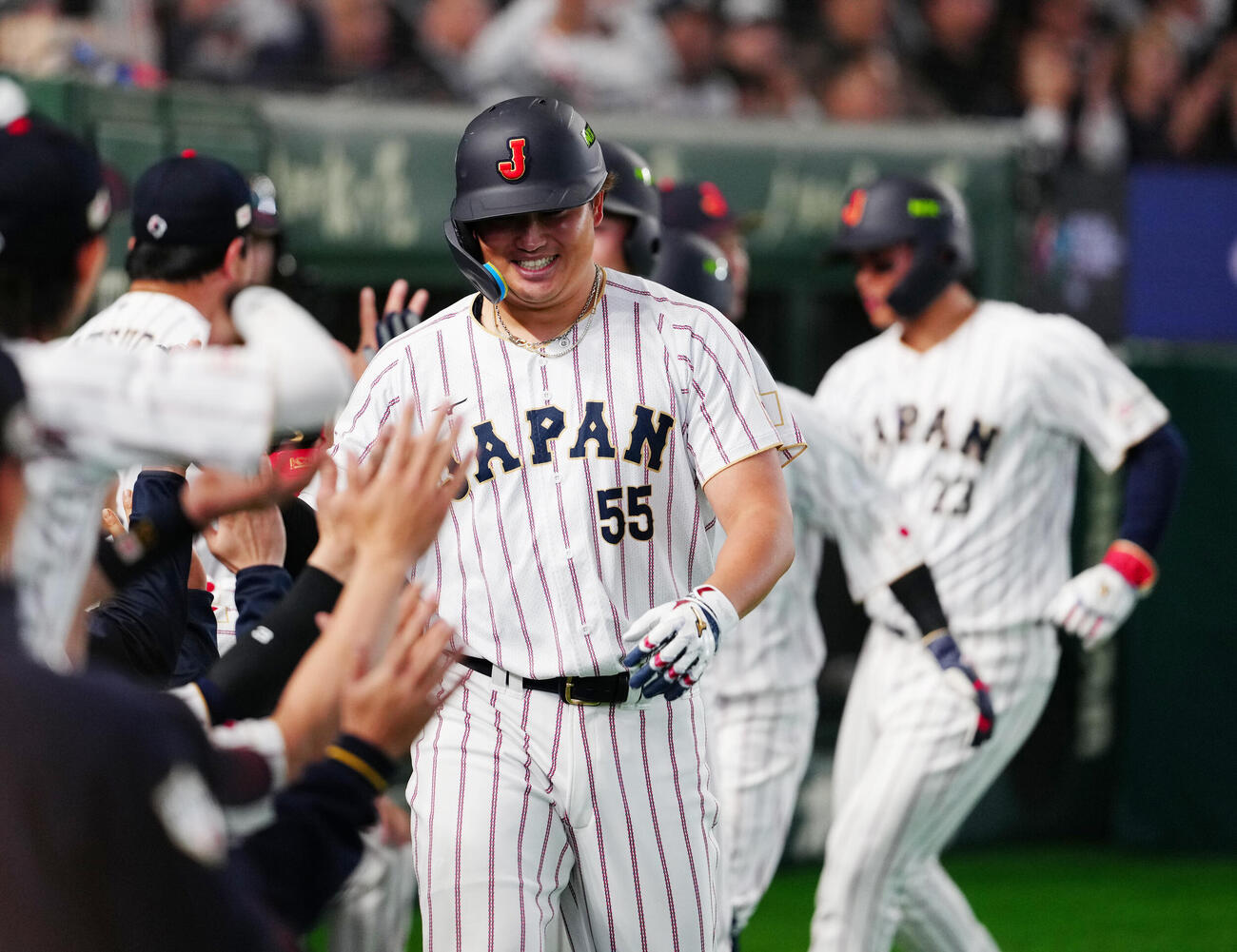 日本対チェコ　8回裏日本2死満塁、満塁本塁打を放ち、タッチを交わす村上（撮影・江口和貴）