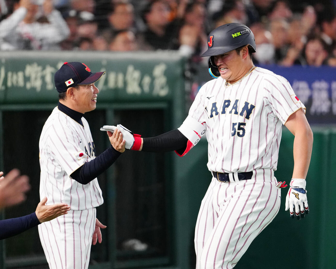 日本対チェコ　8回裏日本2死満塁、満塁本塁打を放ち井端監督（左）とタッチを交わす村上（撮影・江口和貴）