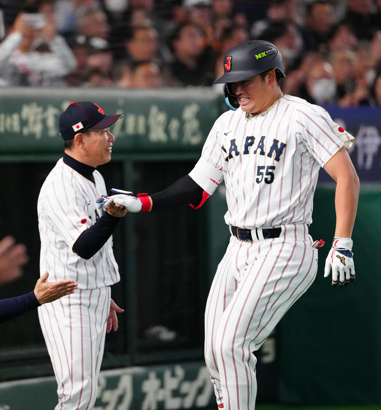 日本対チェコ　8回裏日本2死満塁、満塁本塁打を放ち井端監督（左）とタッチを交わす村上（撮影・江口和貴）