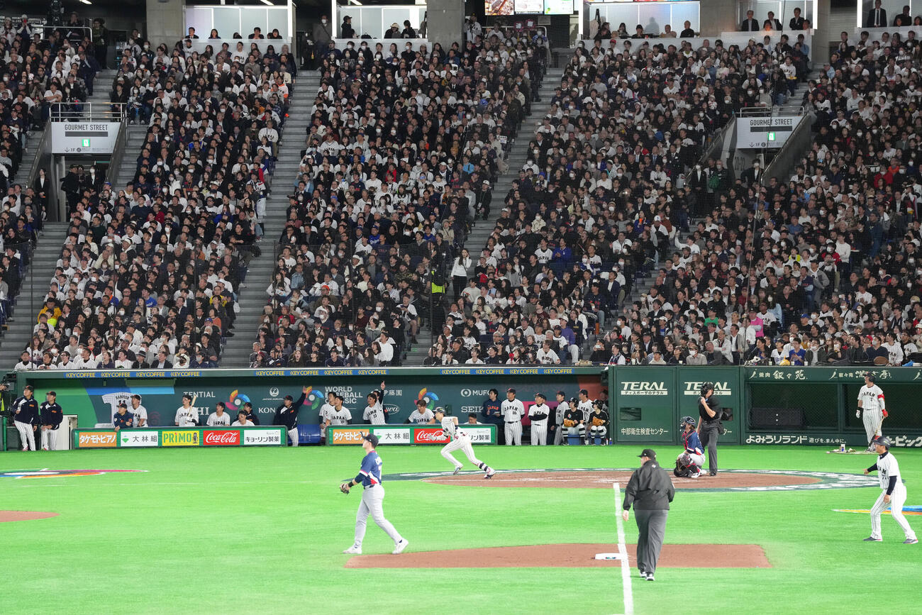 日本対チェコ　8回裏日本2死一、二塁、周東は3点本塁打を放つ（撮影・足立雅史）