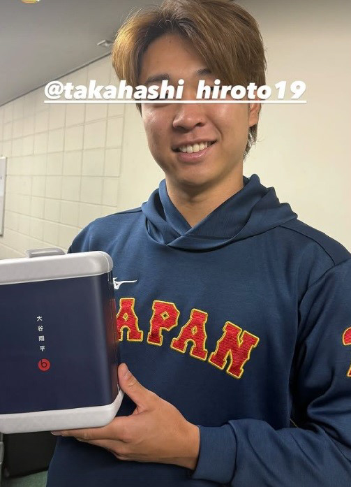 大谷翔平からの差し入れとみられる高級ヘッドホンを手に写真に納まる高橋宏斗（藤平尚真のインスタグラムより）