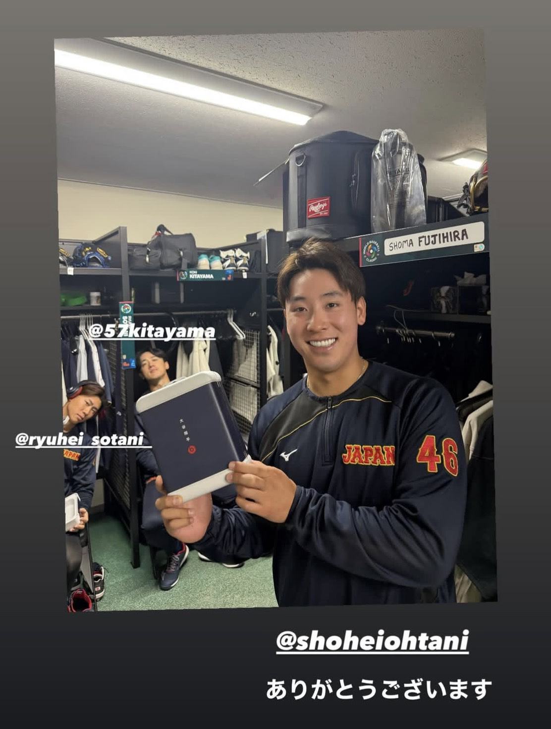大谷翔平からの差し入れとみられる高級ヘッドホンを手に写真に納まる藤平と北山、曽谷（藤平のインスタグラムより）
