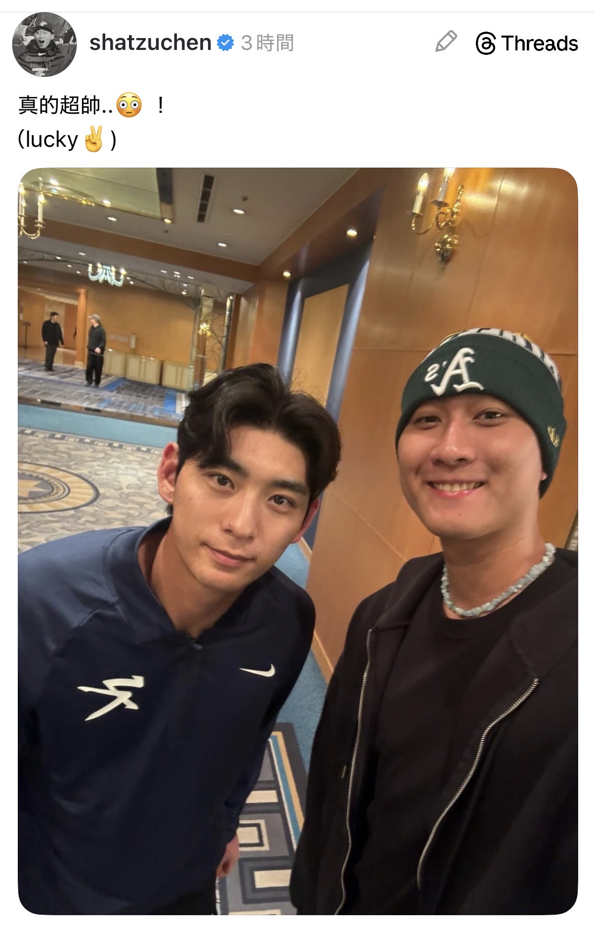 韓国代表の主将イ・ジョンフと写真に納まる、台湾代表のシャー・ズーチェン（シャー・ズーチェンのスレッズより）