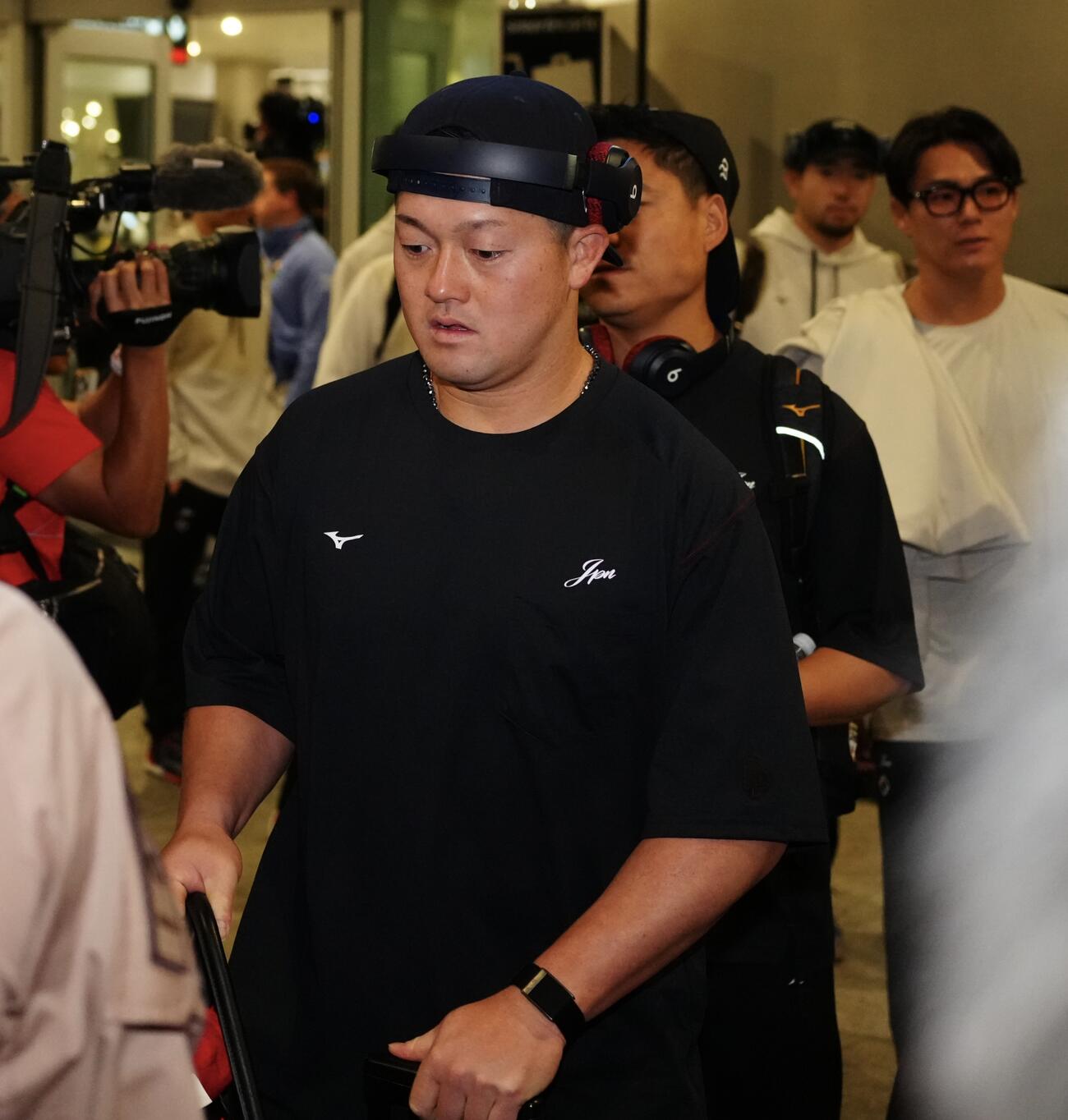WBC　マイアミ国際空港に到着した牧秀悟ら侍ジャパンの選手たち（撮影・垰建太）
