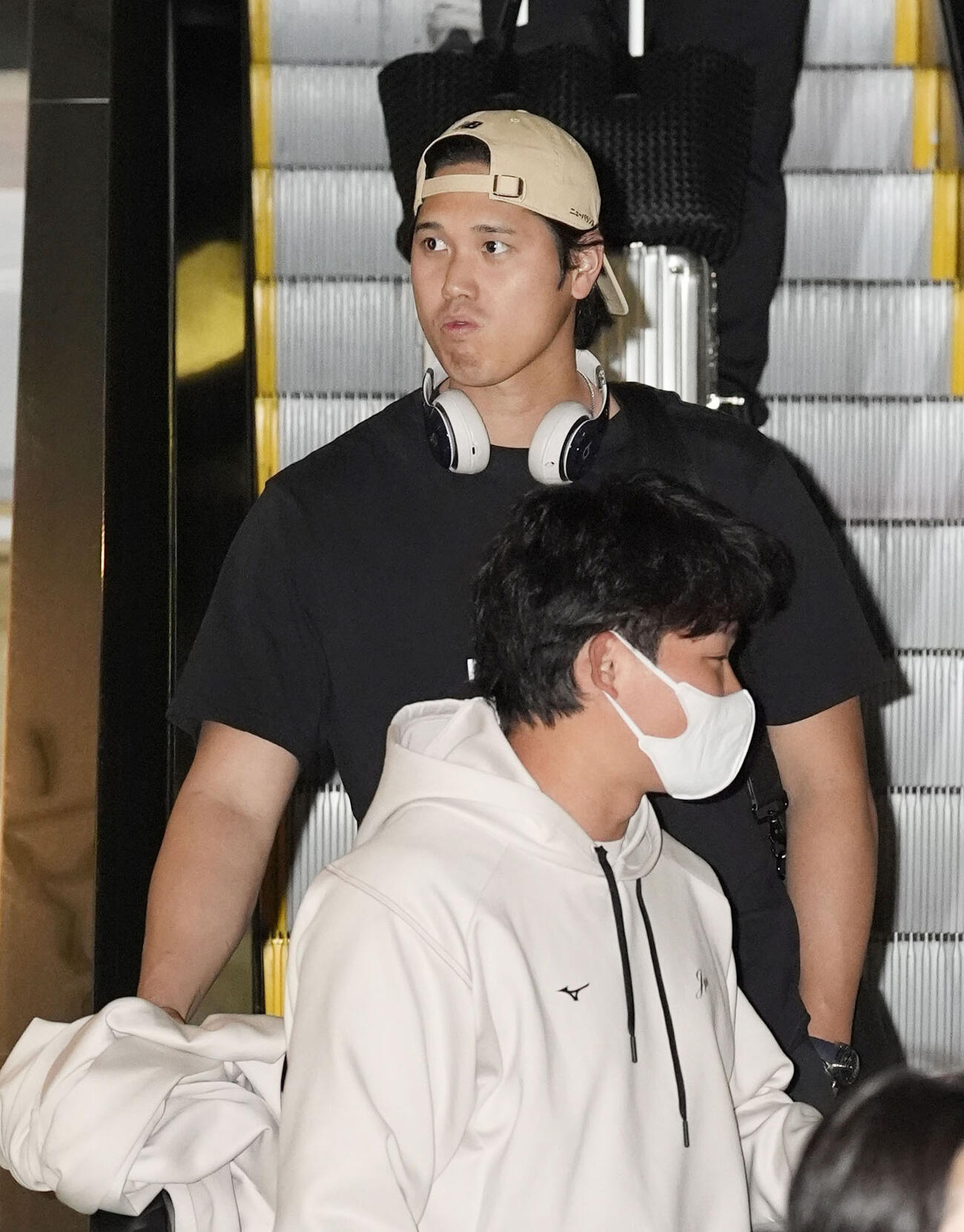 米マイアミの空港に到着したWBC日本代表の大谷翔平（奥）（共同）