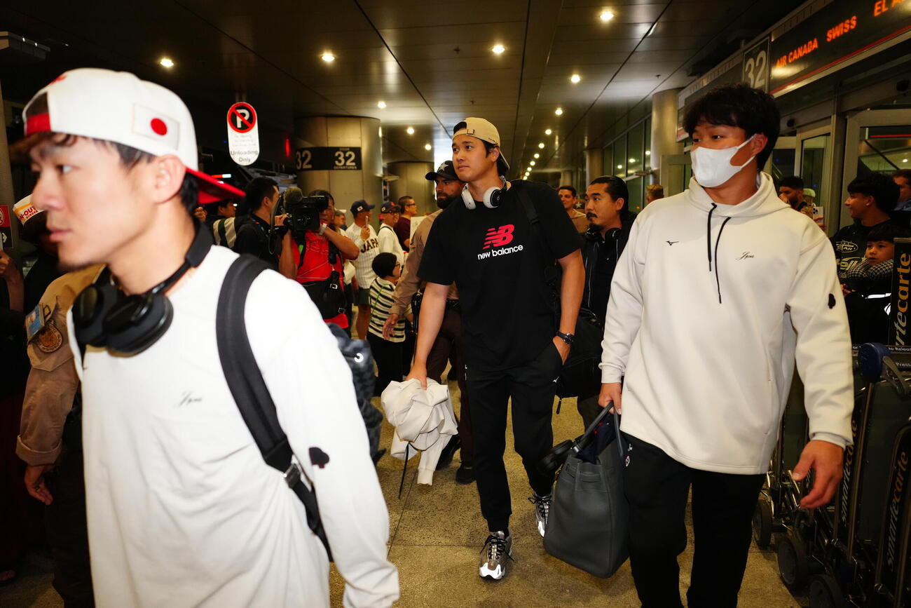 マイアミ国際空港に到着した大谷（中央）ら侍ジャパンの選手たち（撮影・垰建太）