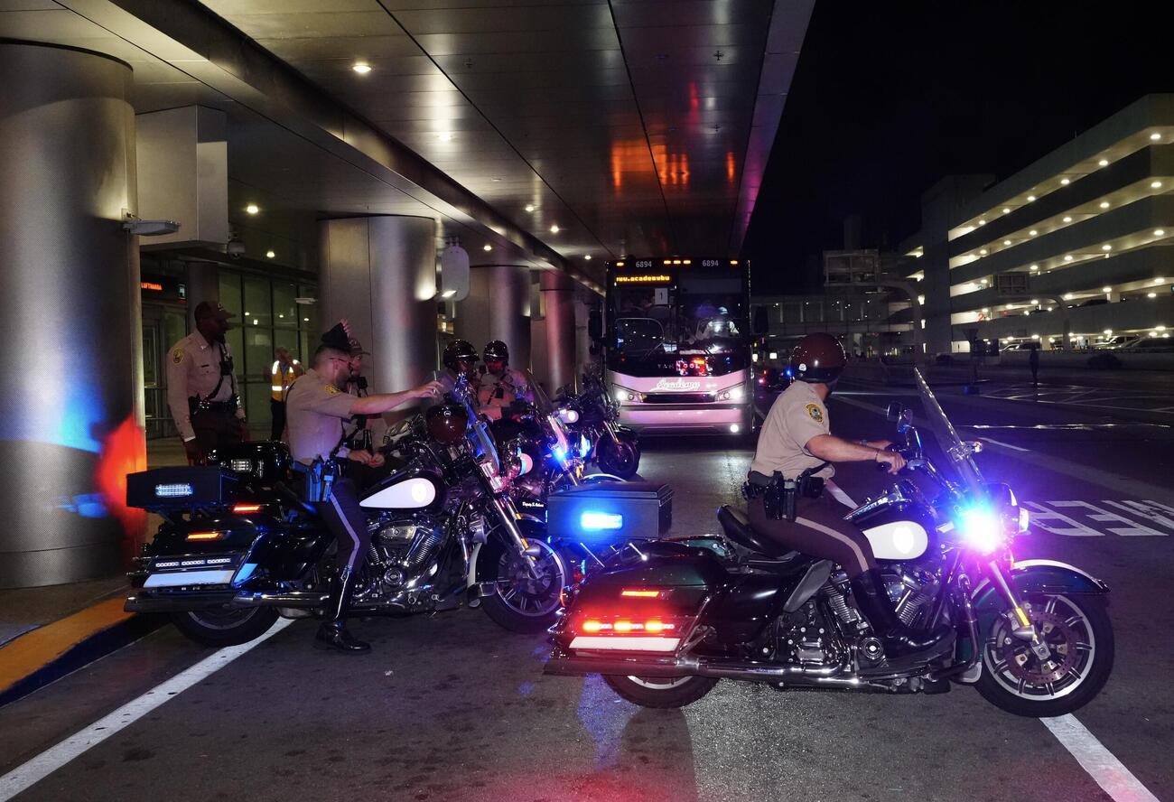 マイアミ国際空港から選手バスを警護する警察車両（撮影・垰建太）