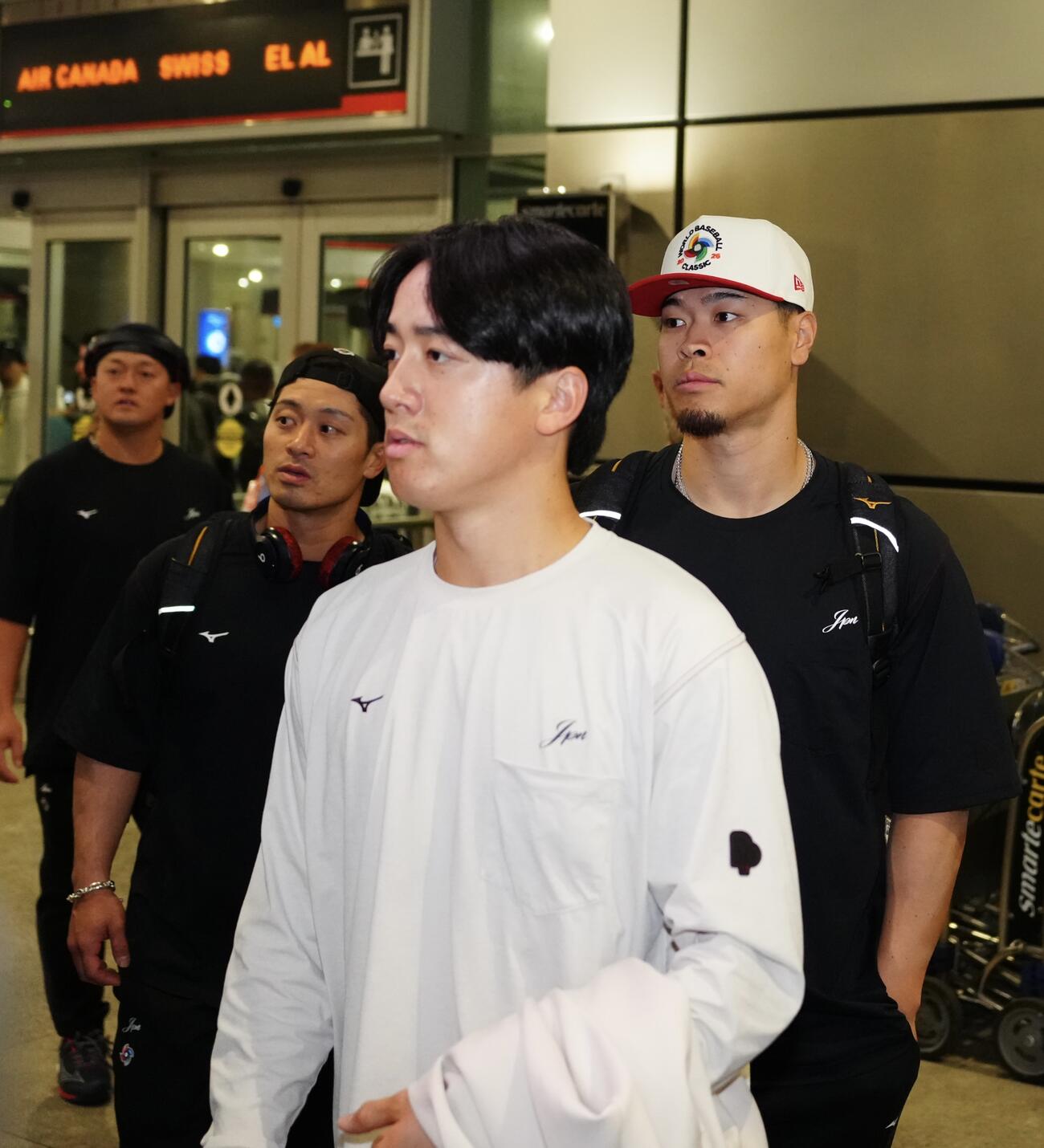 マイアミ国際空港に到着した佐藤輝（右）ら侍ジャパンの選手たち（撮影・垰建太）