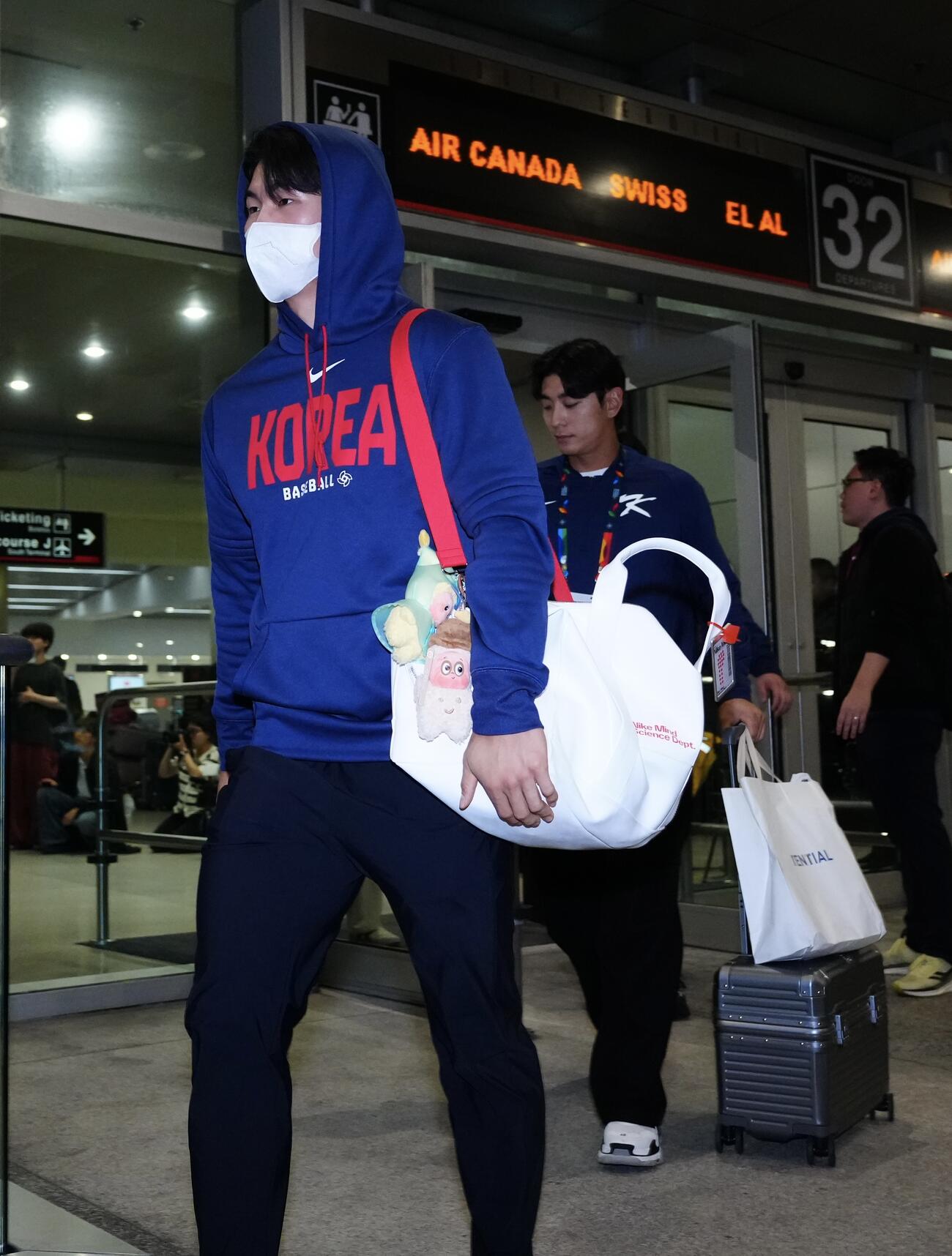 マイアミ国際空港に到着した金慧成（左）と李政厚ら韓国の選手たち（撮影・垰建太）