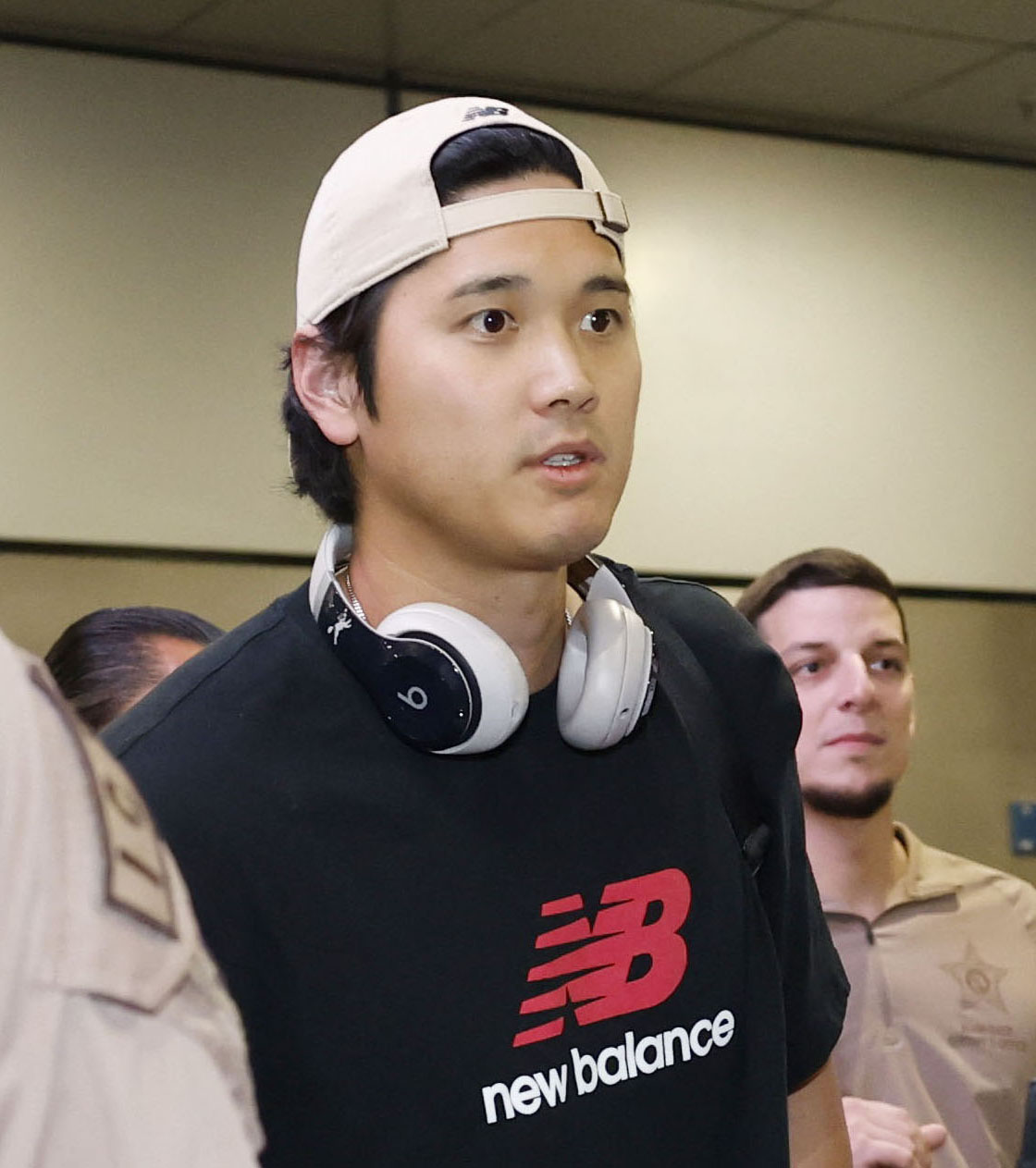 米マイアミの空港に到着したWBC日本代表の大谷翔平（共同）