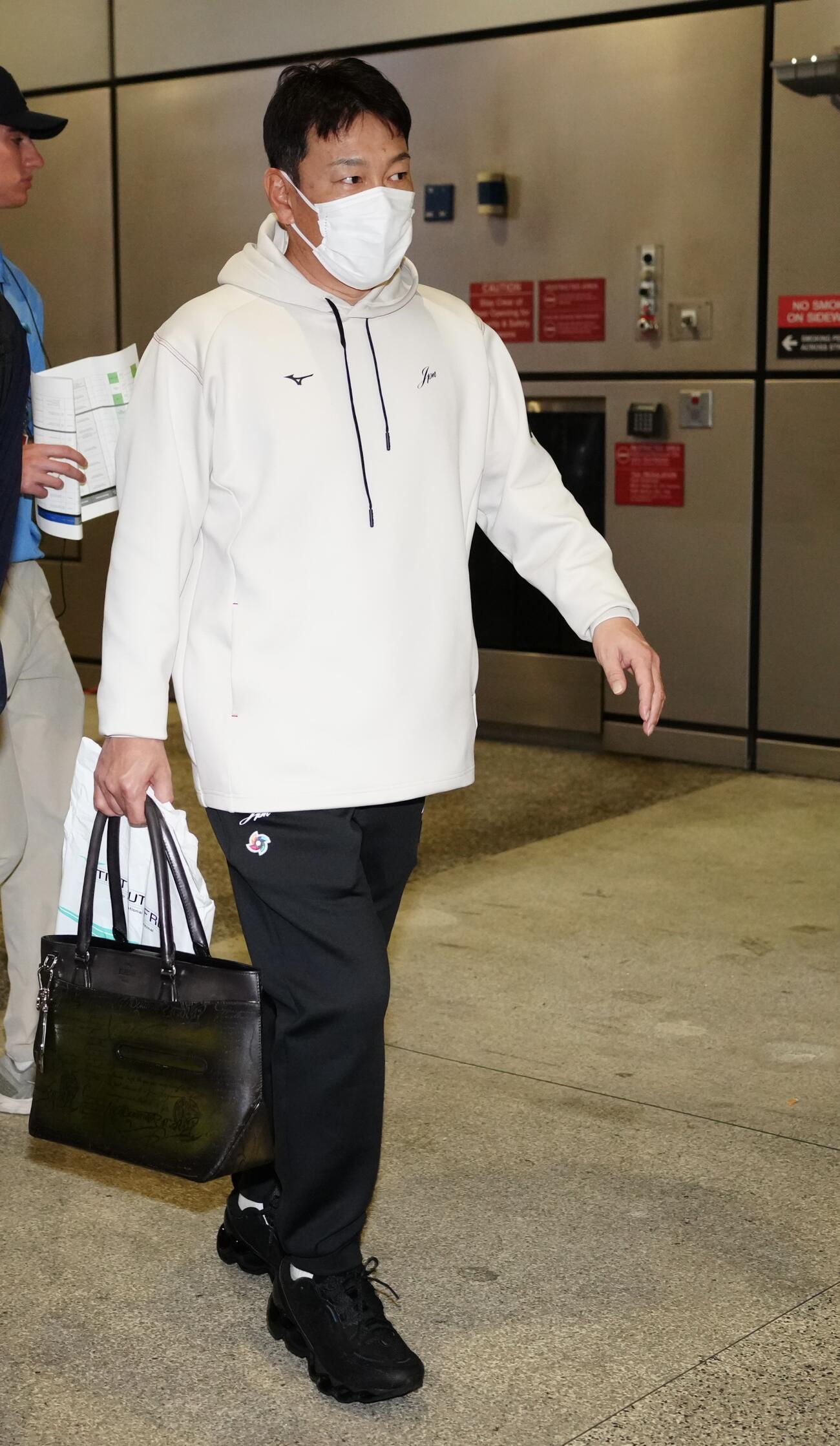 マイアミ国際空港に到着した井端監督（撮影・垰建太）