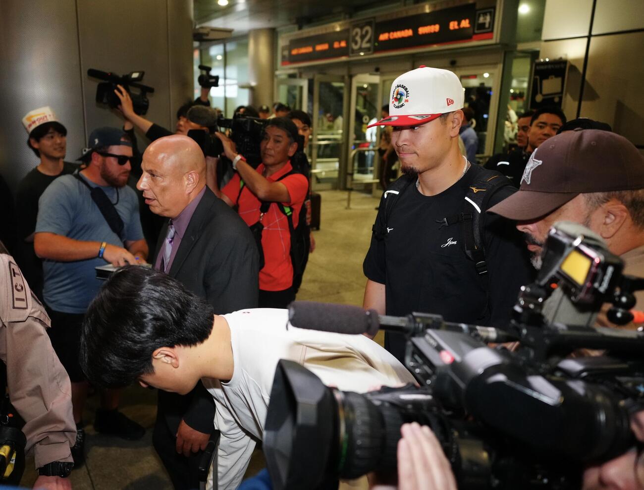 マイアミ国際空港に到着した佐藤輝（右）ら侍ジャパンの選手たち（撮影・垰建太）