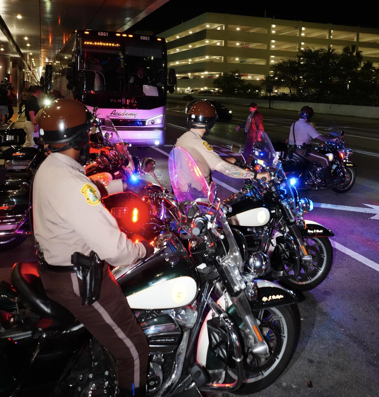 マイアミ国際空港に到着し選手が乗り込んだバスを先導するバイク隊（撮影・垰建太）