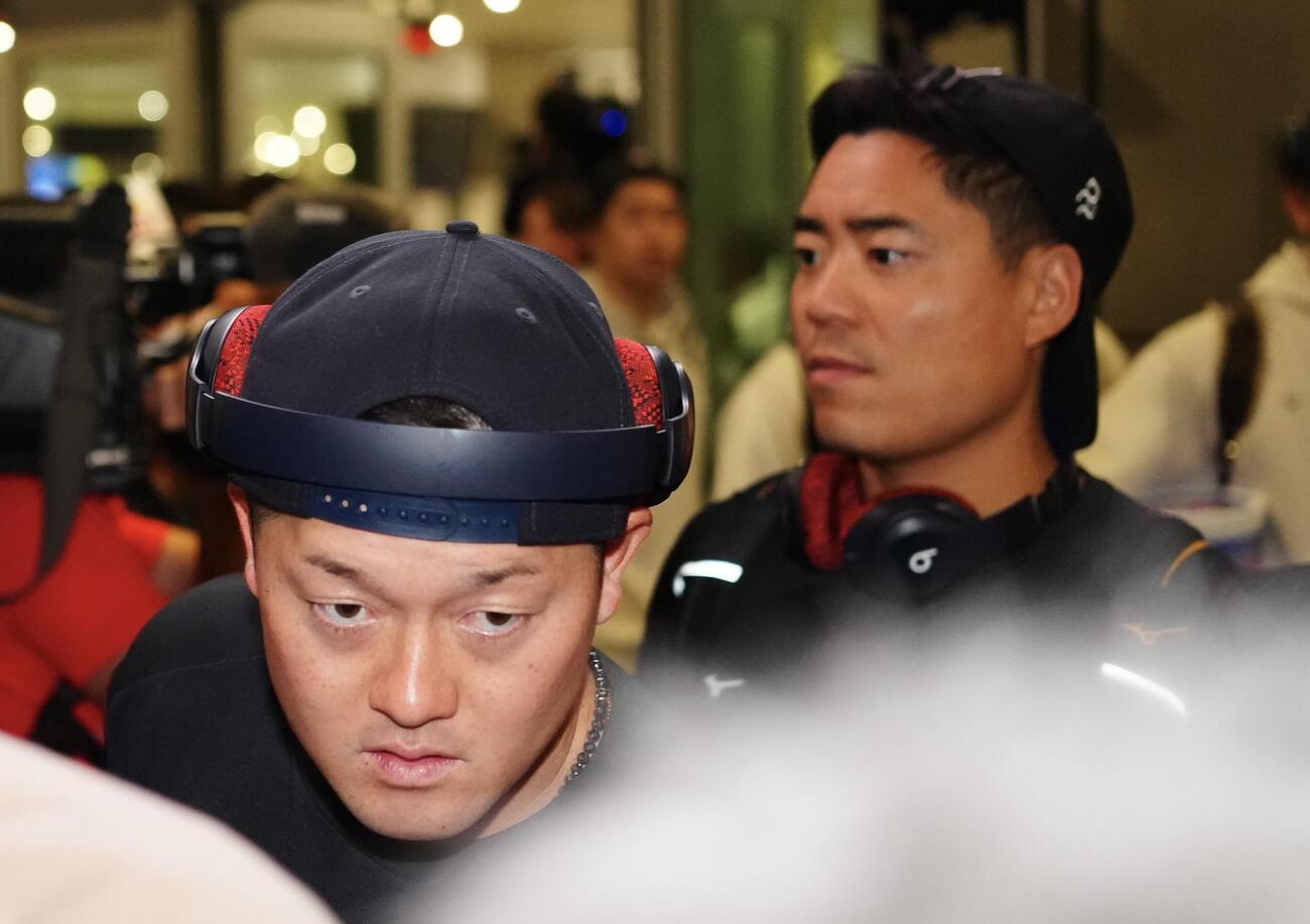 マイアミ国際空港に到着した牧（左）、中村悠ら侍ジャパンの選手たち（撮影・垰建太）