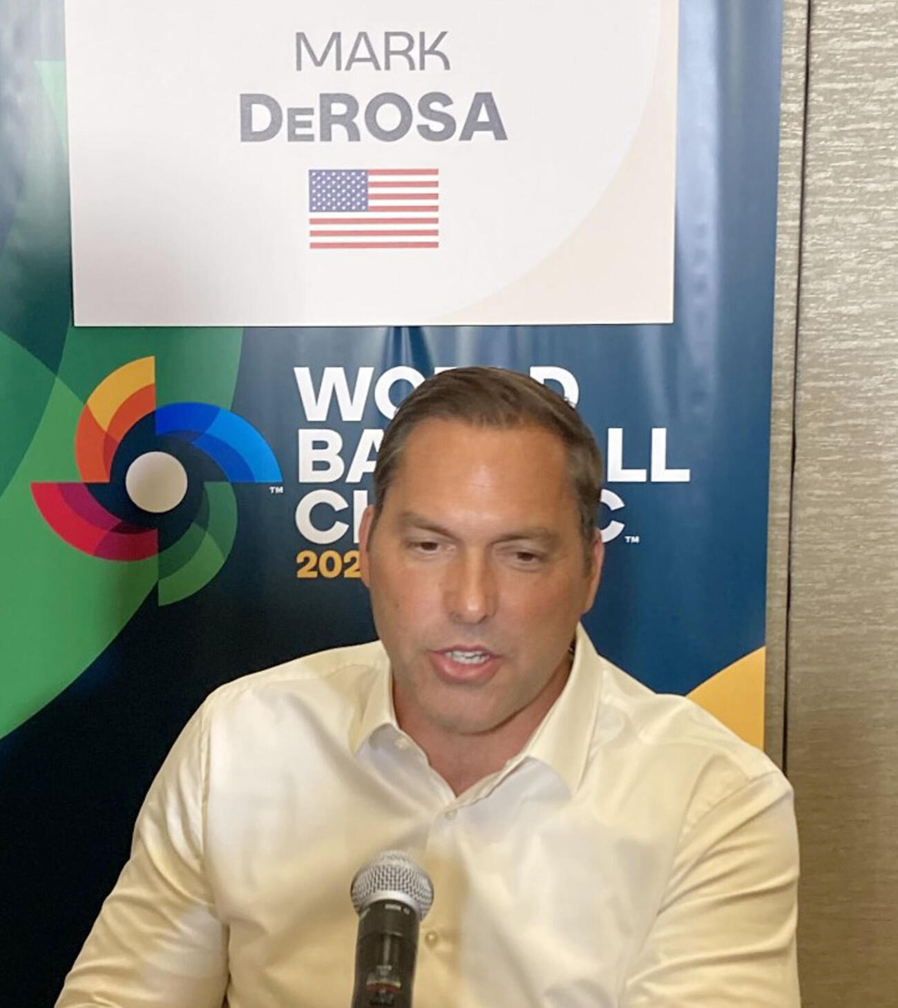 米国代表マーク・デローサ監督（2022年撮影）