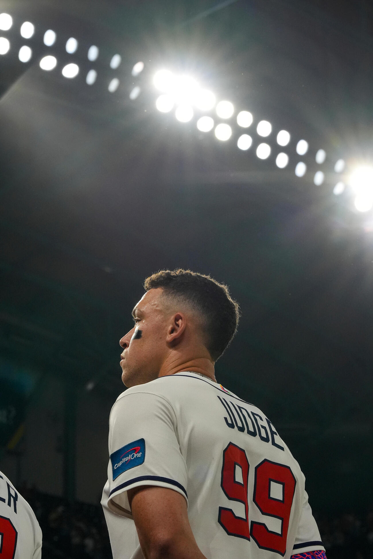 試合前、米国国歌を聴くジャッジ（AP）