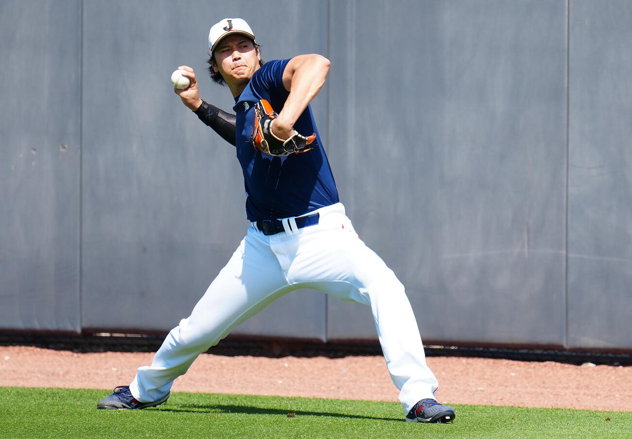投球練習を行う大谷（撮影・垰建太）
