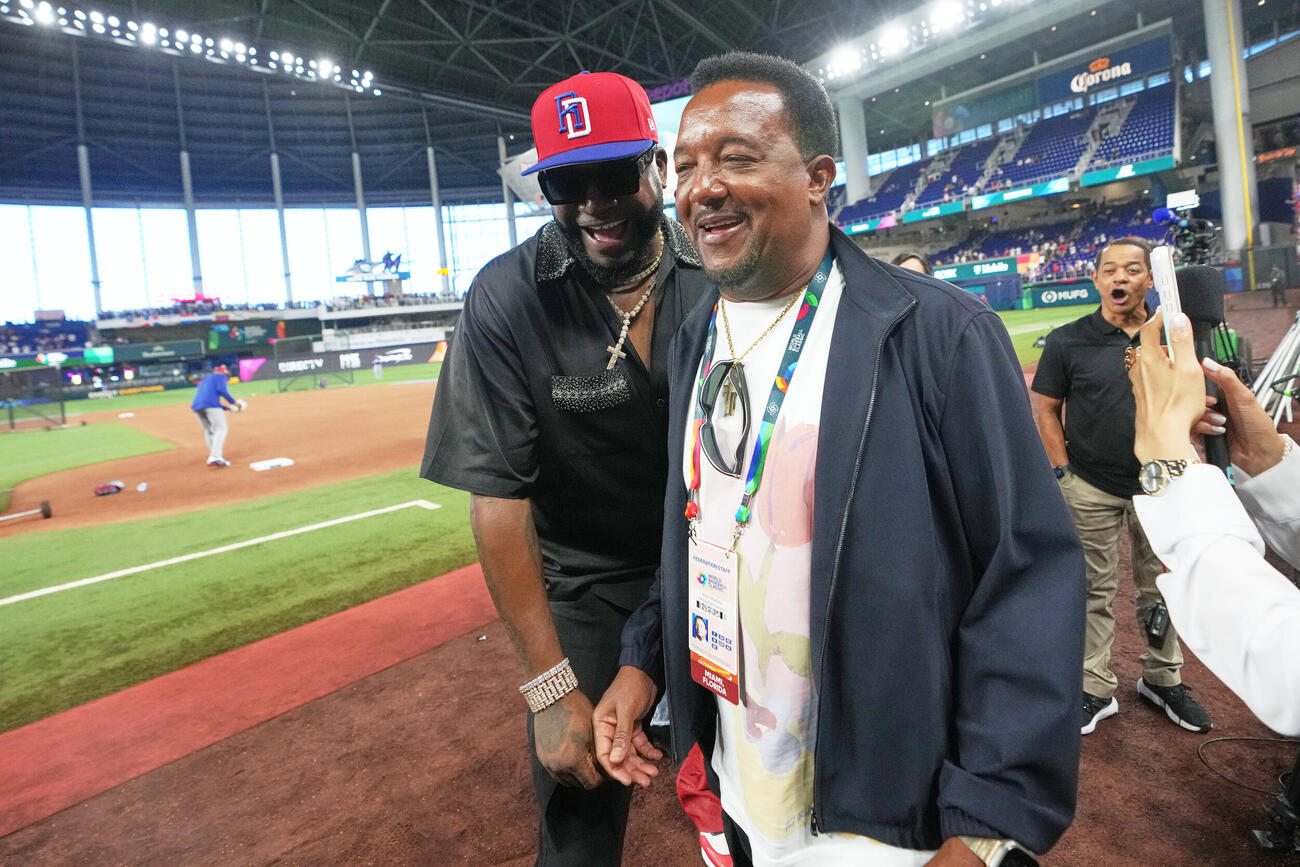 オルティス氏（左）とペドロ・マルティネス氏（AP）