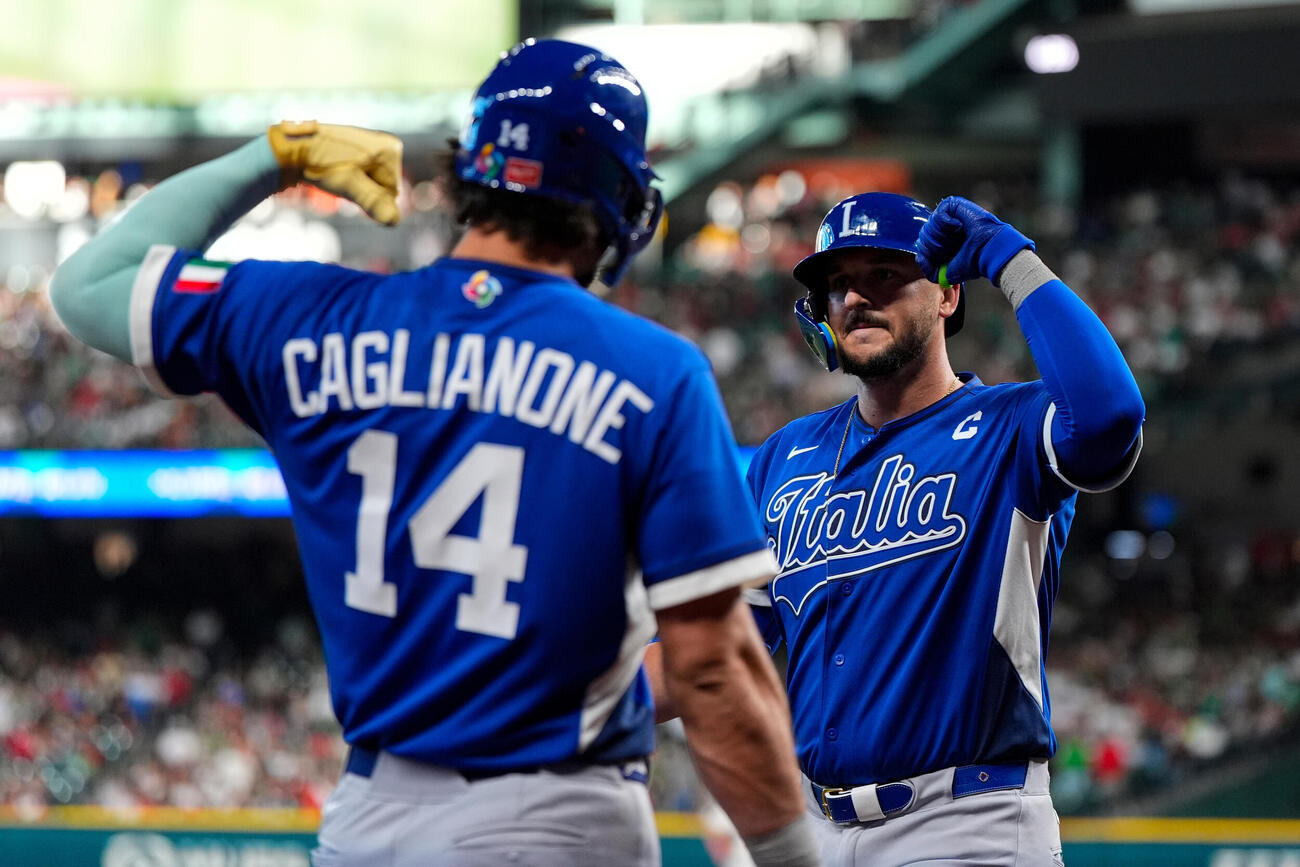 WBCメキシコ－イタリア　2回に先制ソロを放ち、生還するイタリア・パスカンティーノ（右＝AP）