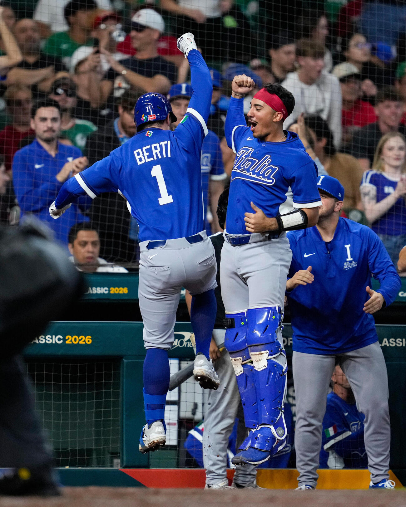 WBCメキシコ－イタリア　4回にソロ本塁打を打ち、喜ぶイタリア・バーティ（1）（AP）