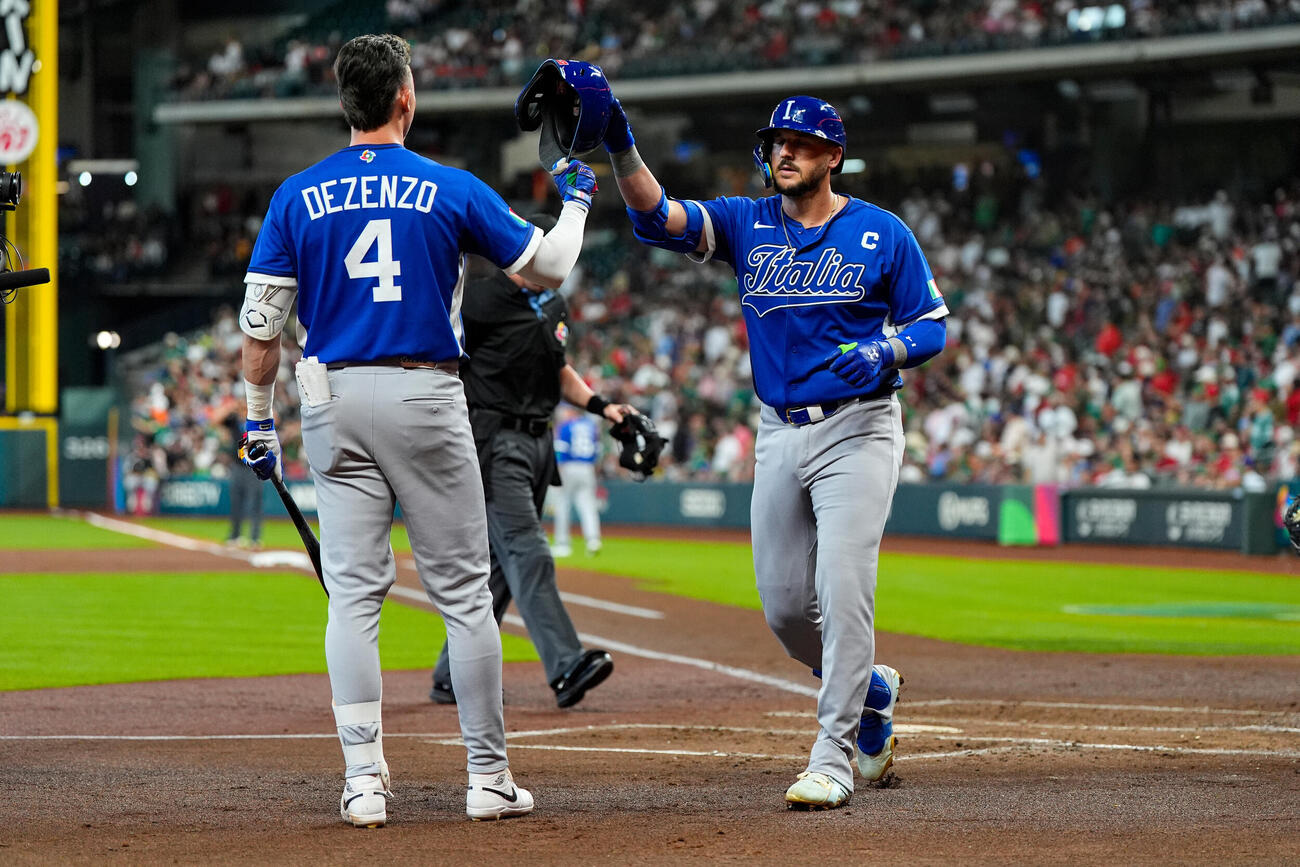 WBCメキシコ－イタリア　2回に先制ソロを放ち、生還するイタリア・パスクアンティノ（右＝AP）