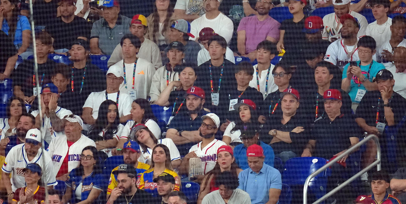 WBC 1次リーグD組　ベネズエラ対ドミニカ共和国　試合を見つめる侍ジャパンのコーチ、選手たち。後列左から高橋宏、吉田、伊藤、大勢、隅田、小園、牧原（撮影・垰建太）
