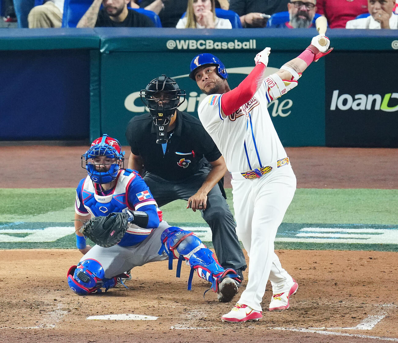 ベネズエラ対ドミニカ共和国　5回裏ベネズエ1死一塁、二飛のWs・コントレラス（撮影・垰建太）