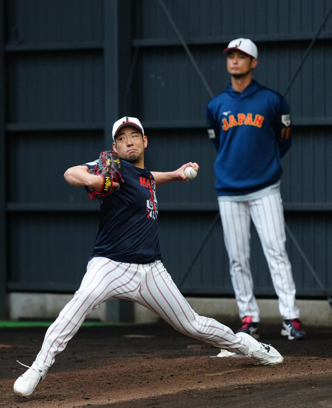 2月24日、宮崎合宿でブルペンで投げ込む菊池。後方はダルビッシュ