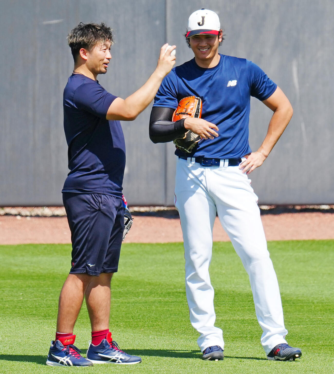 投球練習を終え鈴木（左）とボールを手に談笑する大谷（撮影・垰建太）