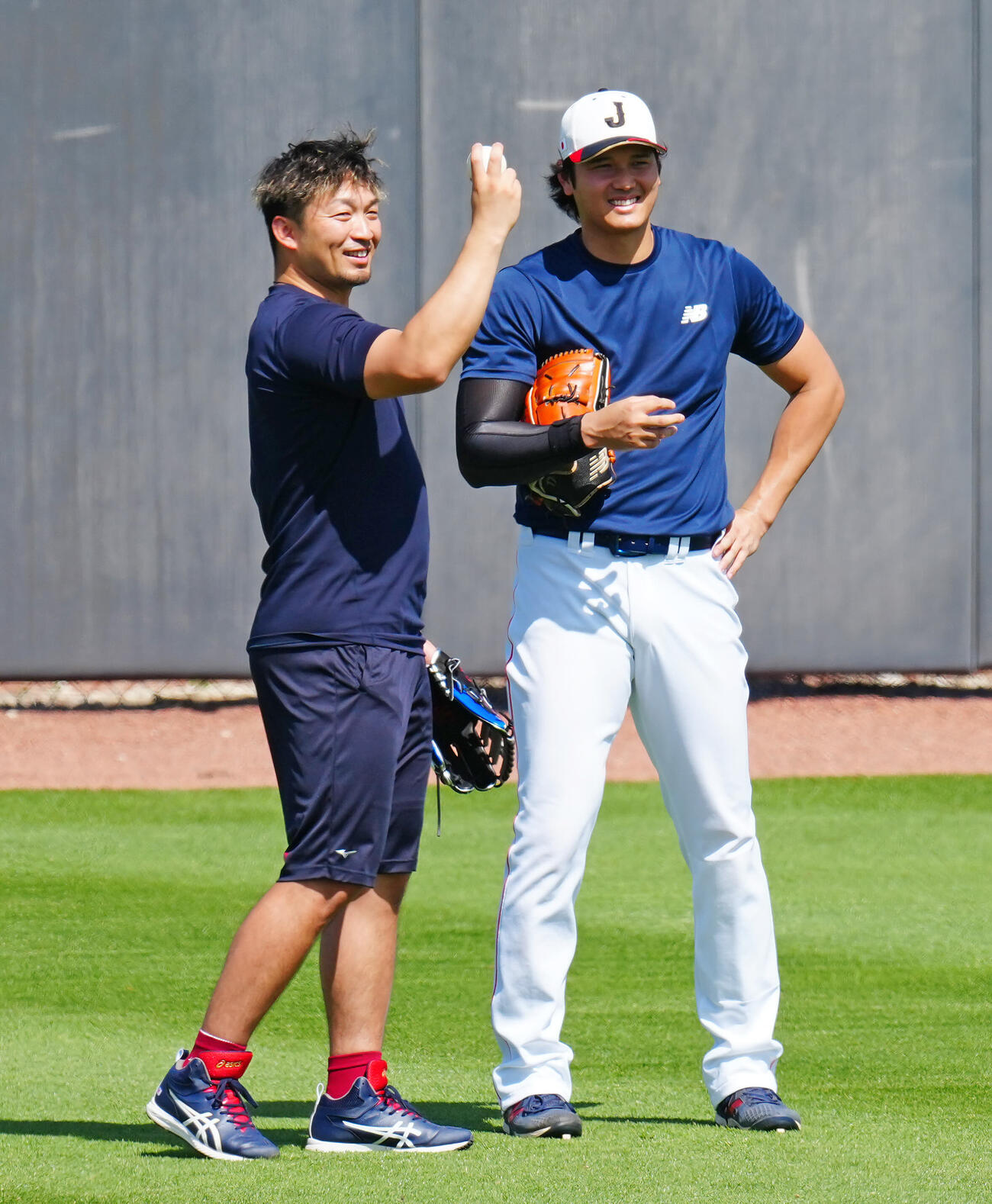 投球練習を終え鈴木（左）と談笑する大谷（撮影・垰建太）