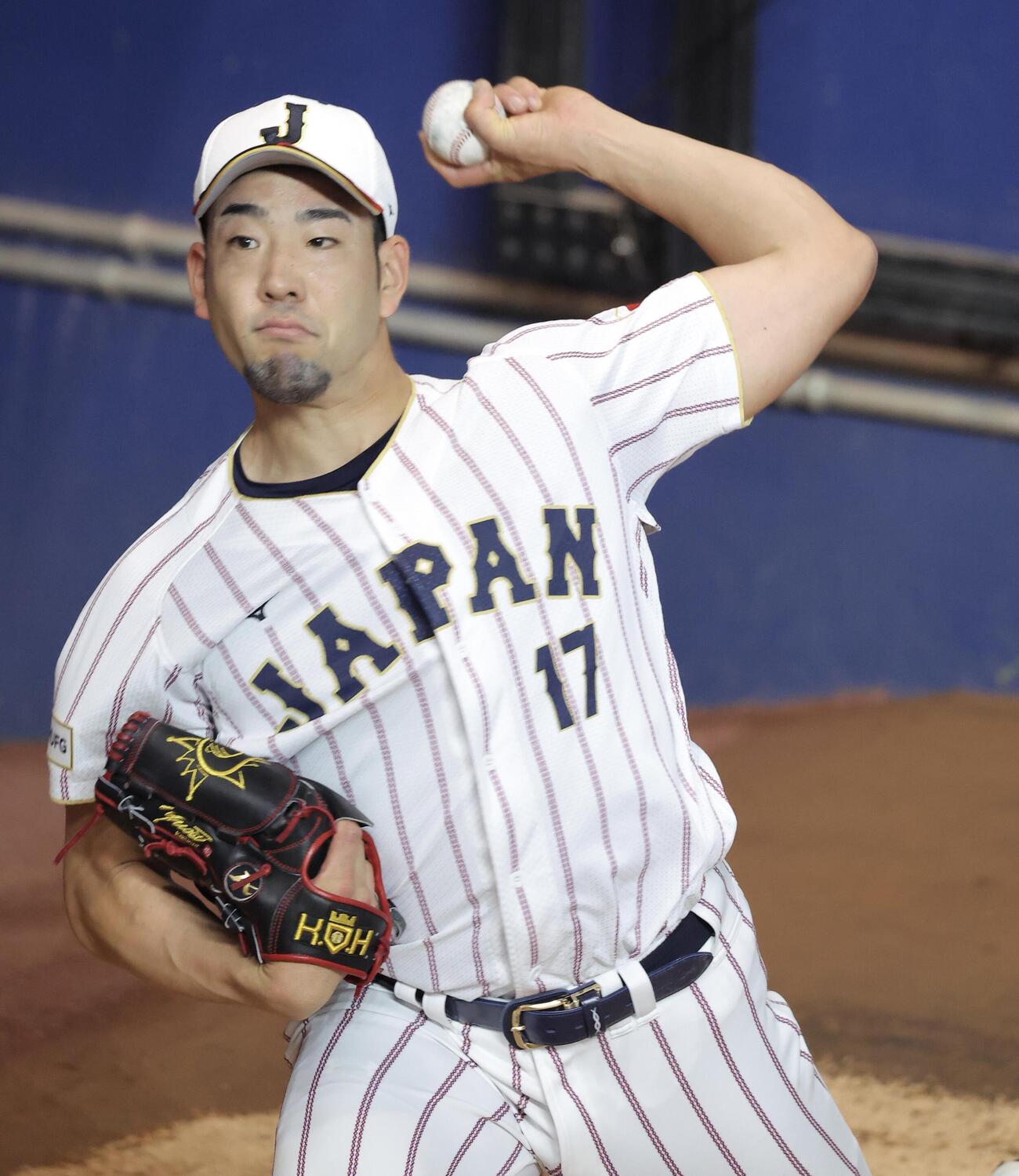 ブルペン投球する菊池（撮影・河田真司）
