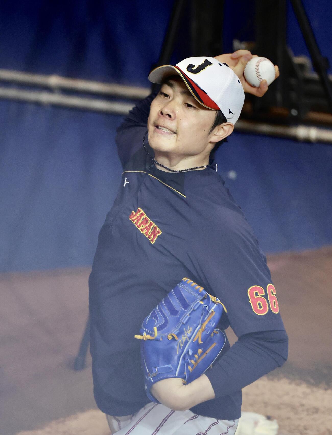 ブルペン投球する松本（撮影・河田真司）