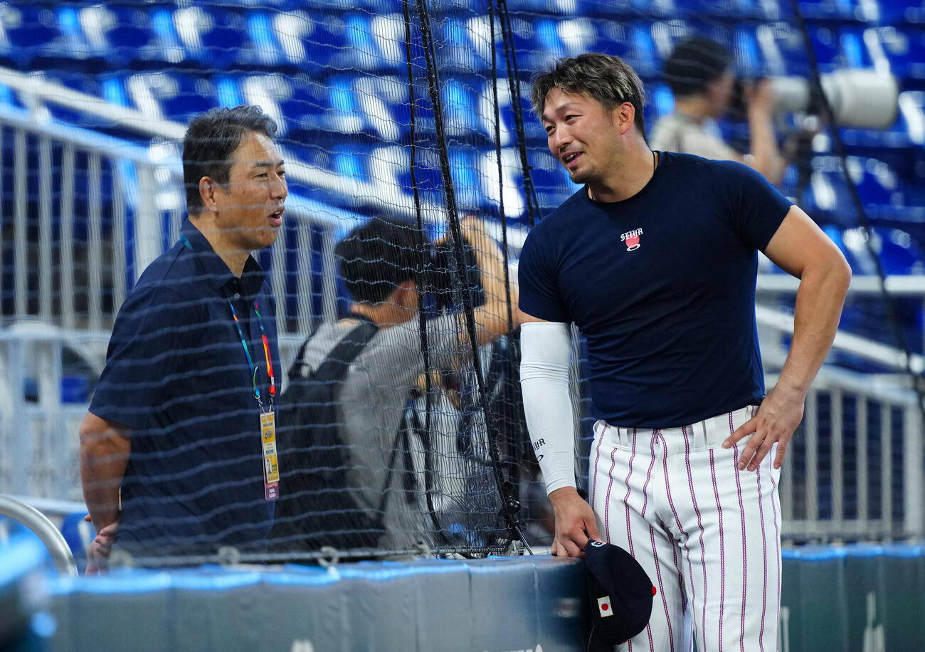 談笑する鈴木（右）と黒田氏（撮影・垰建太）