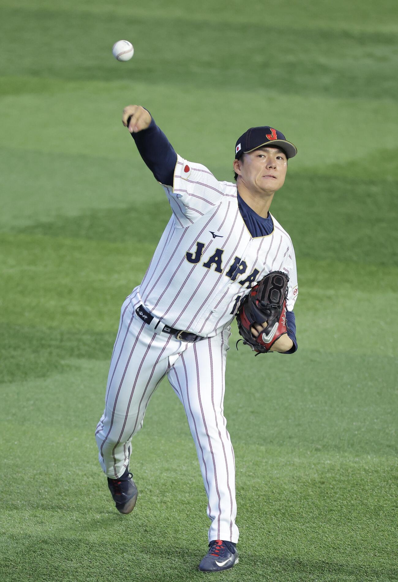 キャッチボールする山本（撮影・河田真司）