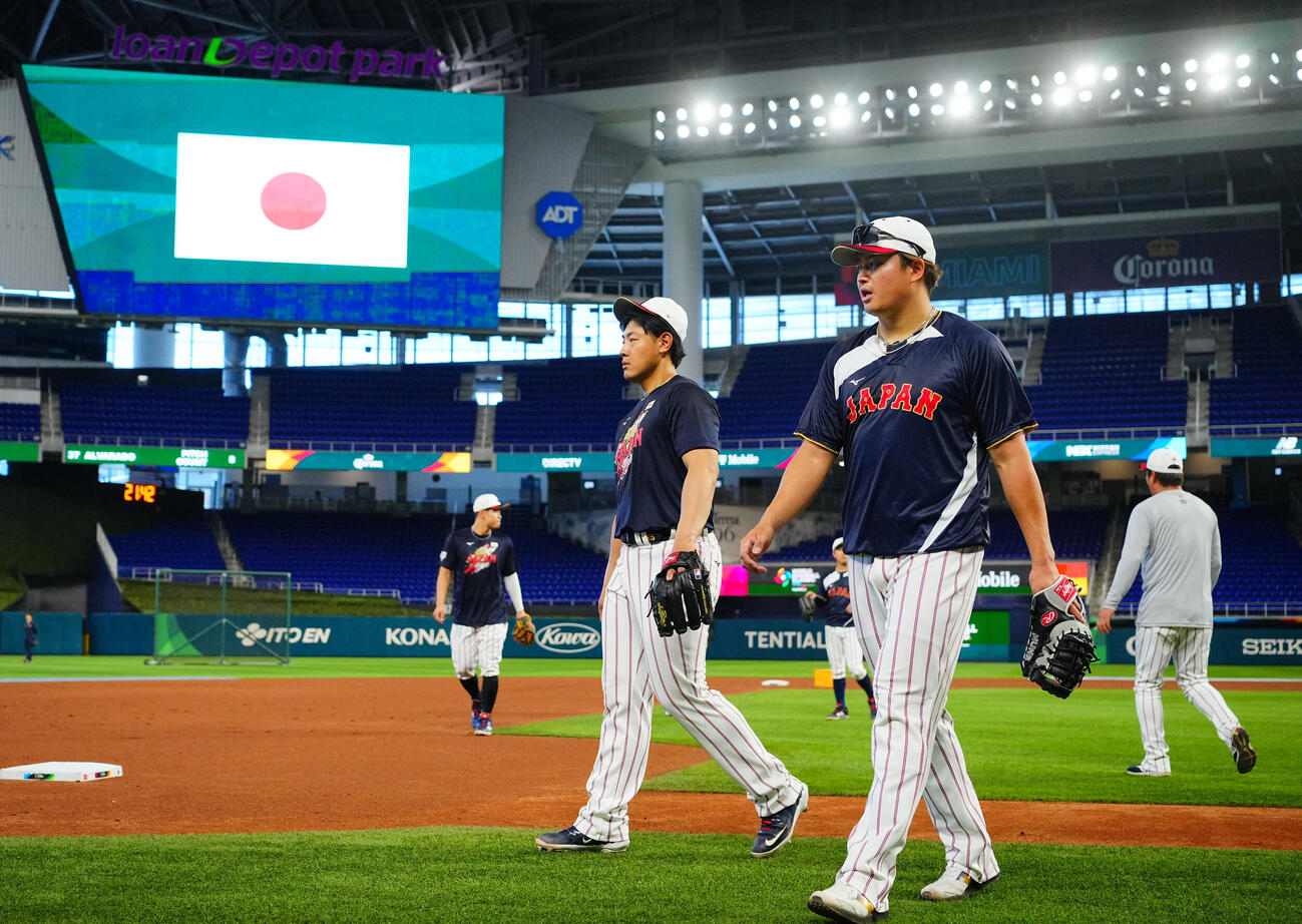 ローンデポパークでの練習を終え引き揚げる村上（右）と岡本（撮影・垰建太）