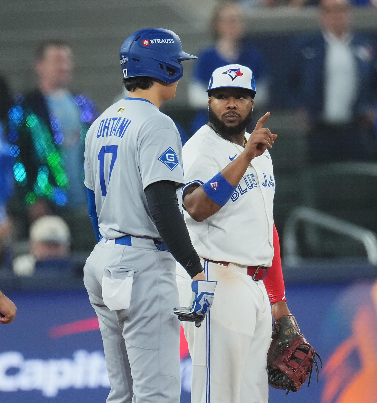 塁上で大谷翔平と話すゲレロ（2025年撮影）