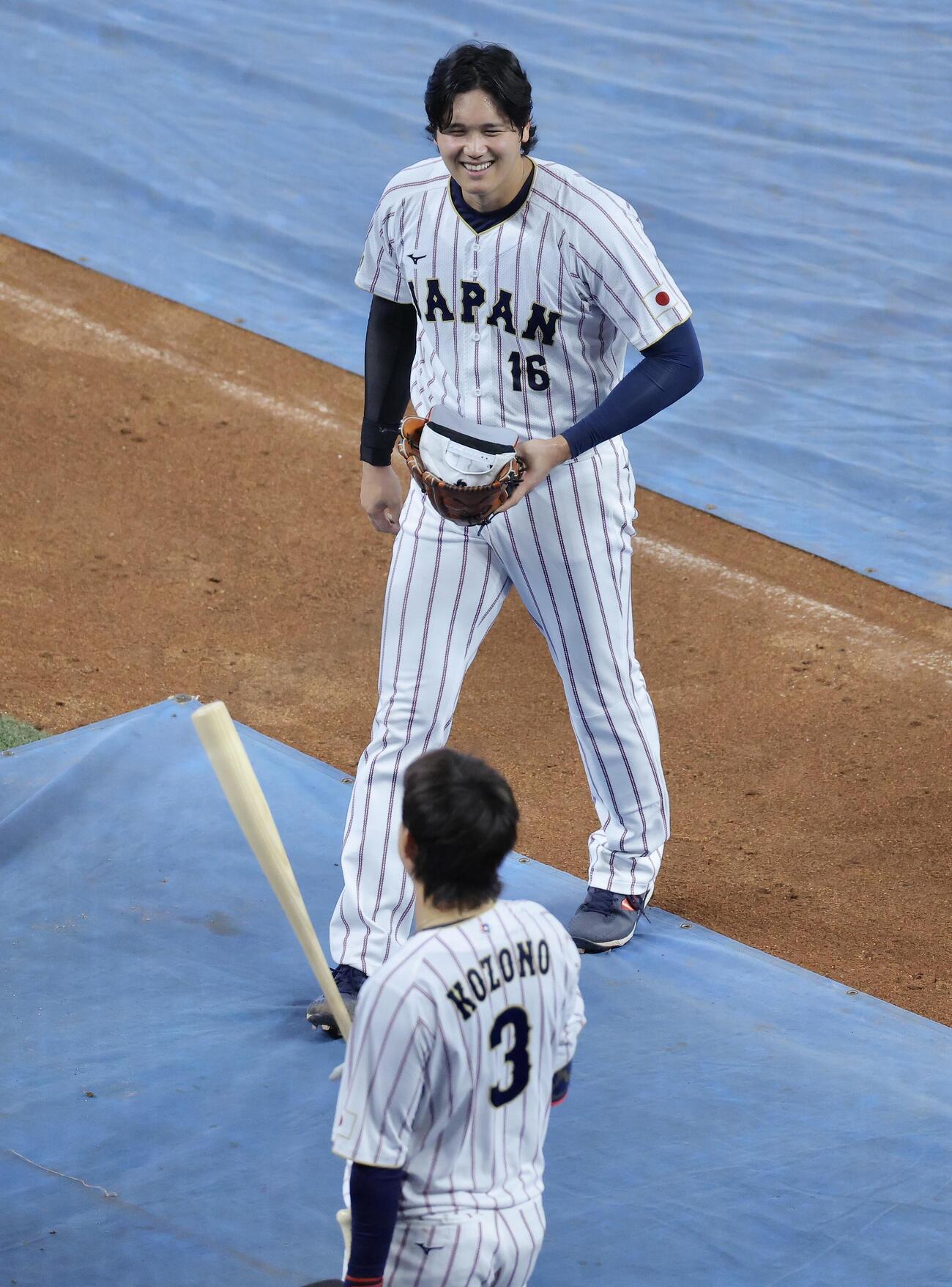 ライブBPを終え、小園（手前）と言葉を交わす大谷（撮影・河田真司）