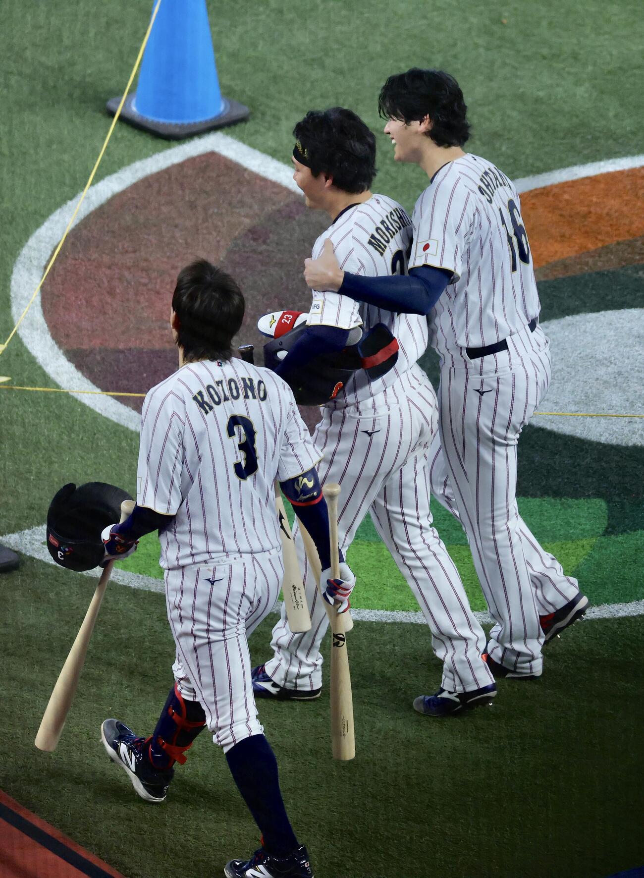 ライブBPを終え移動する、左から小園、森下、大谷（撮影・河田真司）