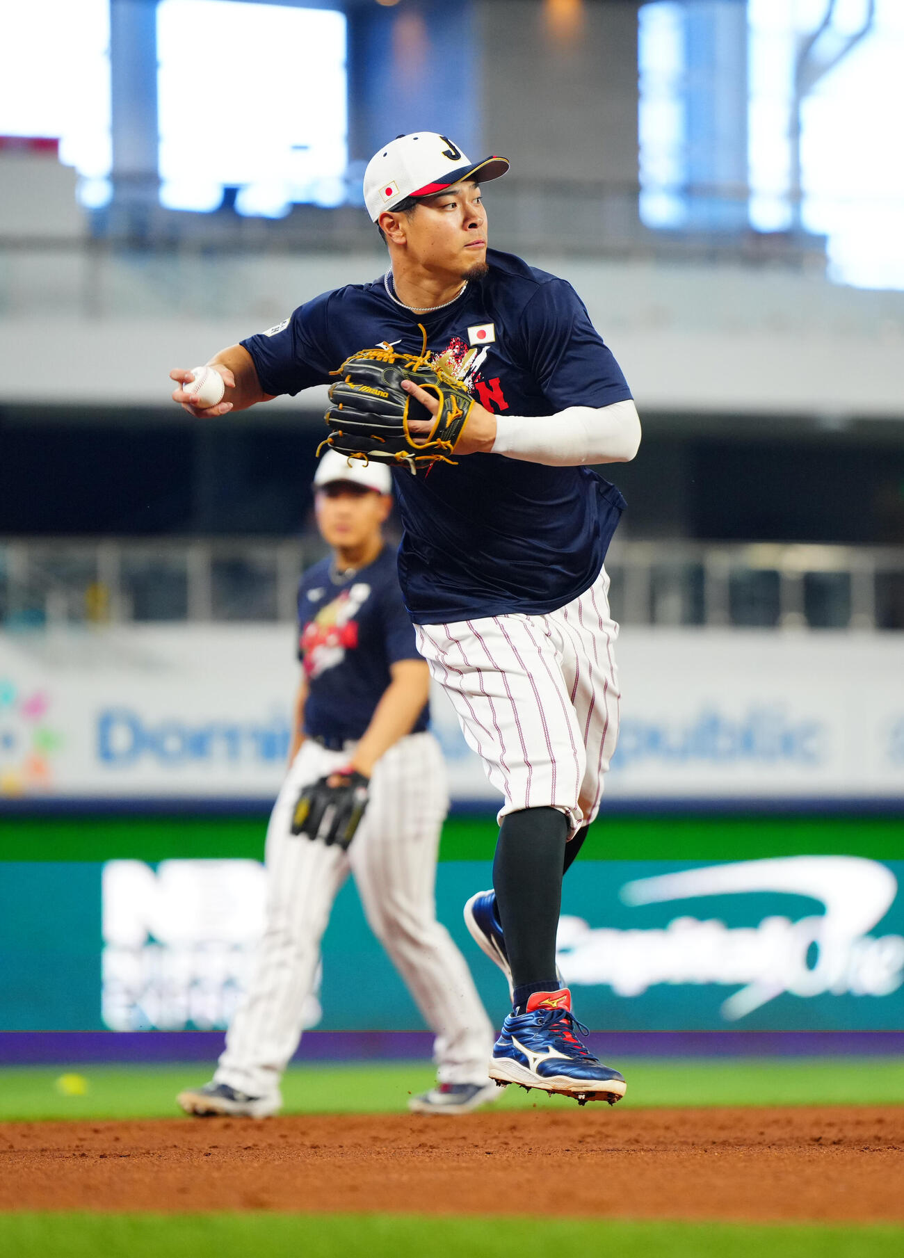 三塁でノックを受ける佐藤輝（手前）と岡本（撮影・垰建太）