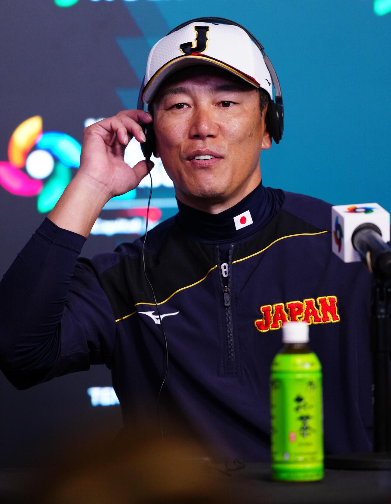 練習を終え会見に臨む井端監督（撮影・垰建太）