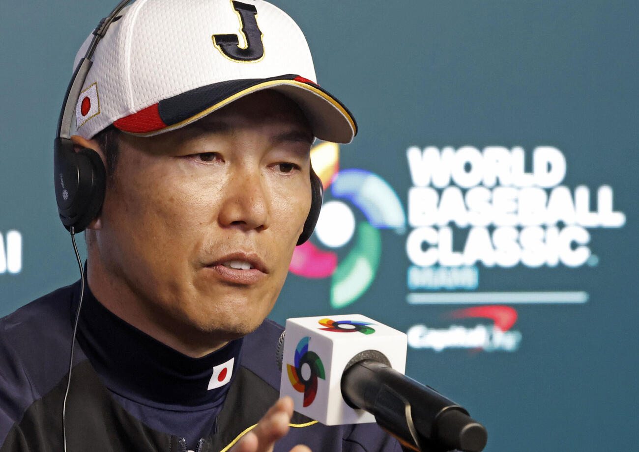 記者会見するWBC日本代表の井端弘和監督（共同）