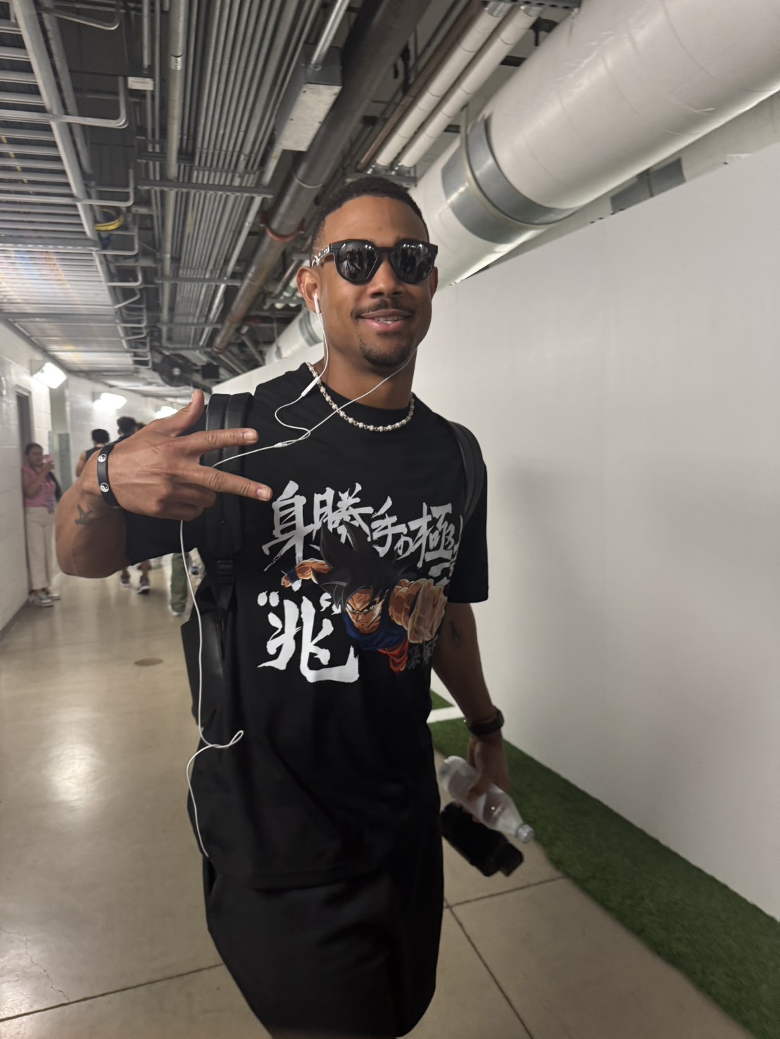 「身勝手の極意　“兆”」と書かれたTシャツ姿で球場入りするドミニカ共和国のフリオ・ロドリゲス