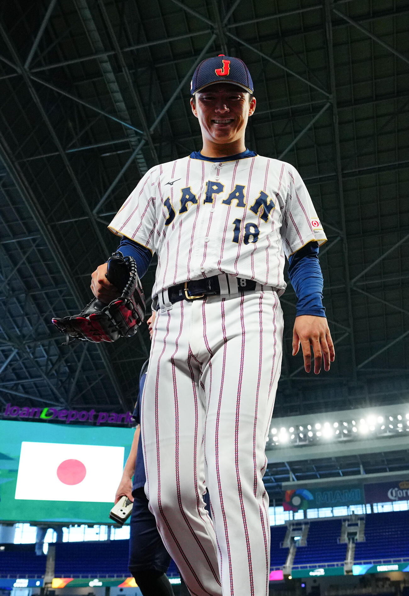 練習を終え笑顔を見せながら引き揚げる山本（撮影・垰建太）