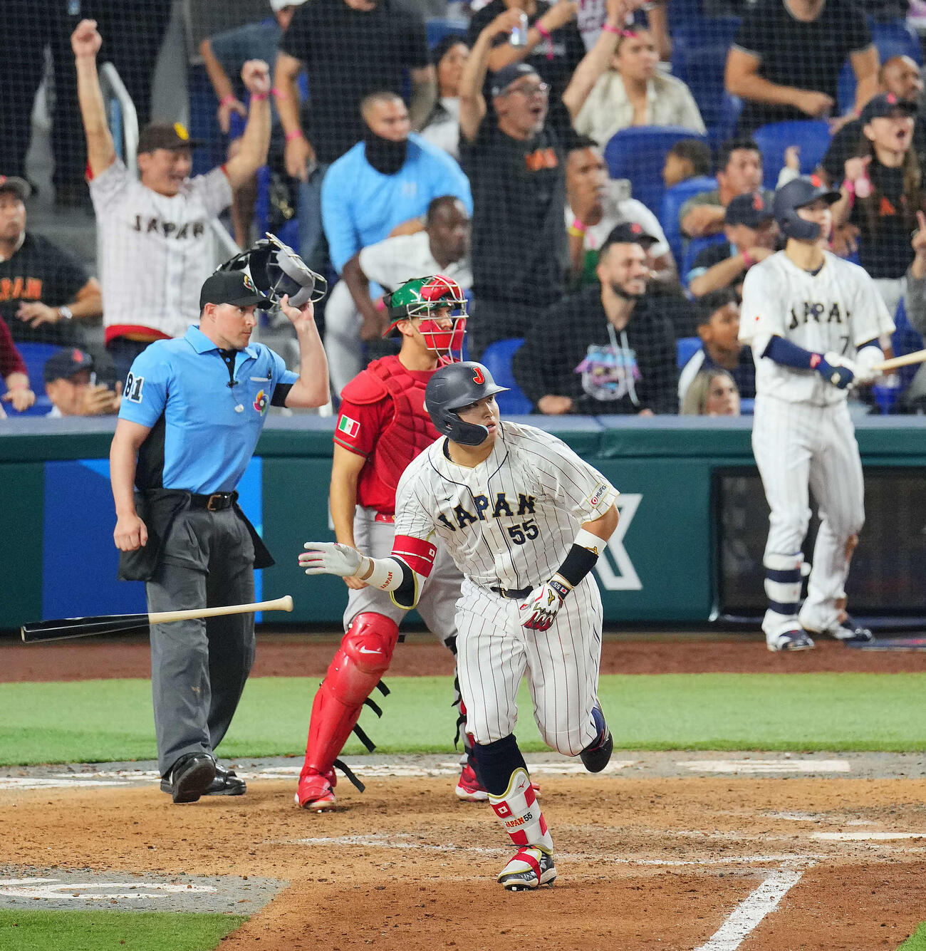 3月19日、WBC準決勝・メキシコ戦の9回、中越えにサヨナラ2点適時二塁打を放つ村上