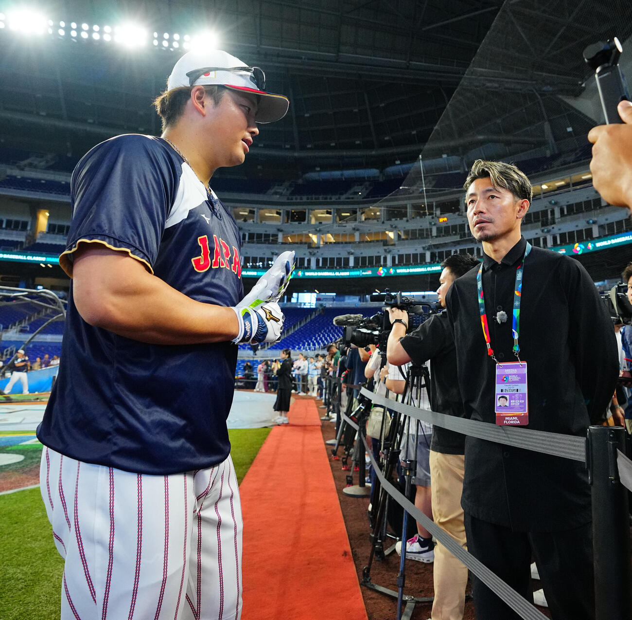 鳥谷氏（右）と話す村上（撮影・垰建太）